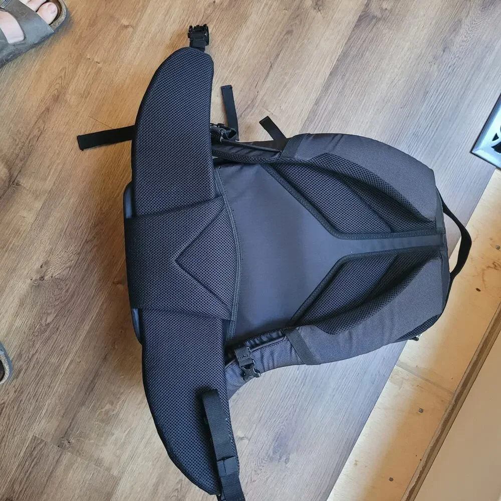 thule aspect DSLR camera packback new with flaw